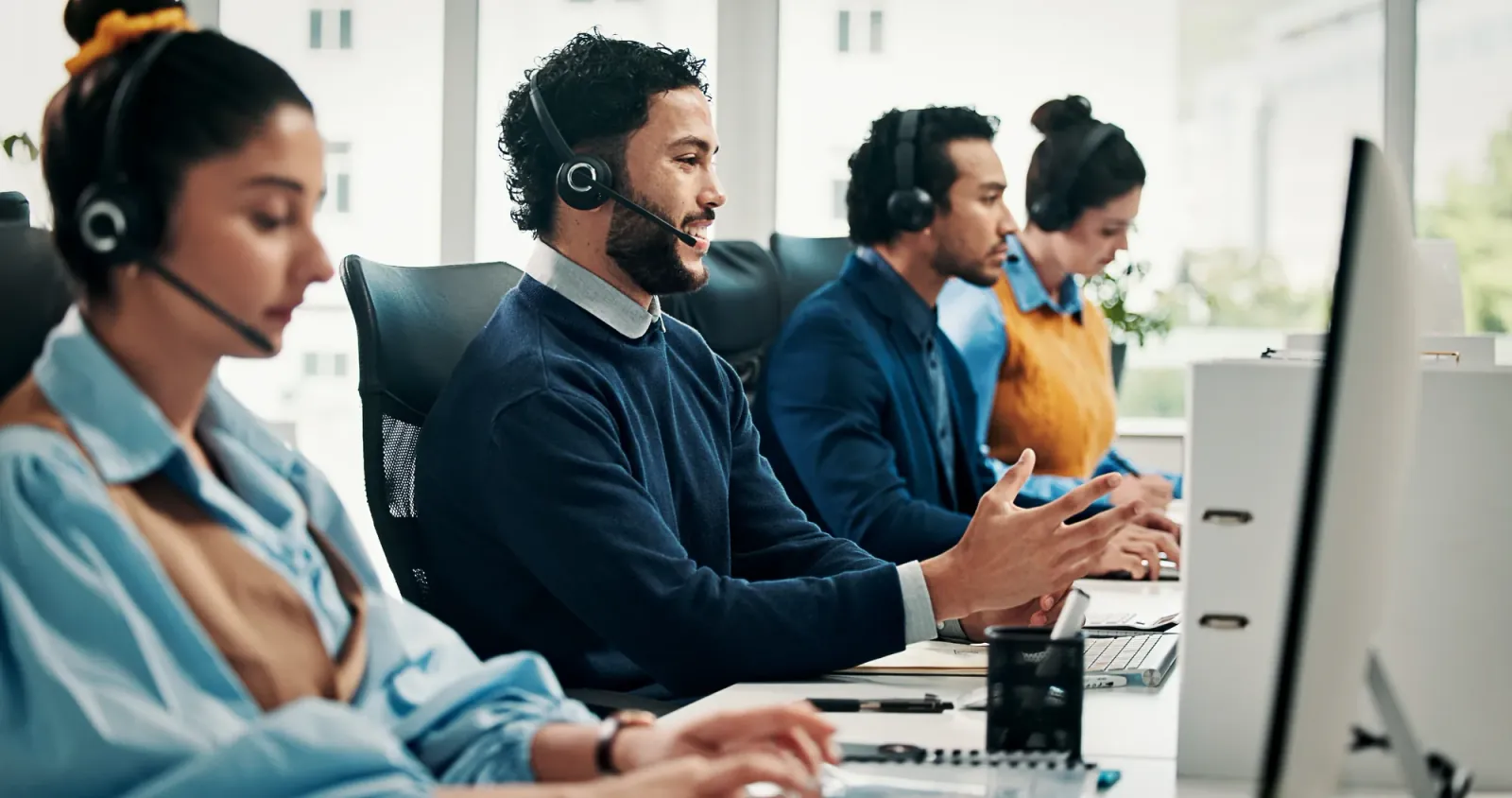 Deutschsprachiges Kundenservice-Team an modernen Arbeitsplätzen