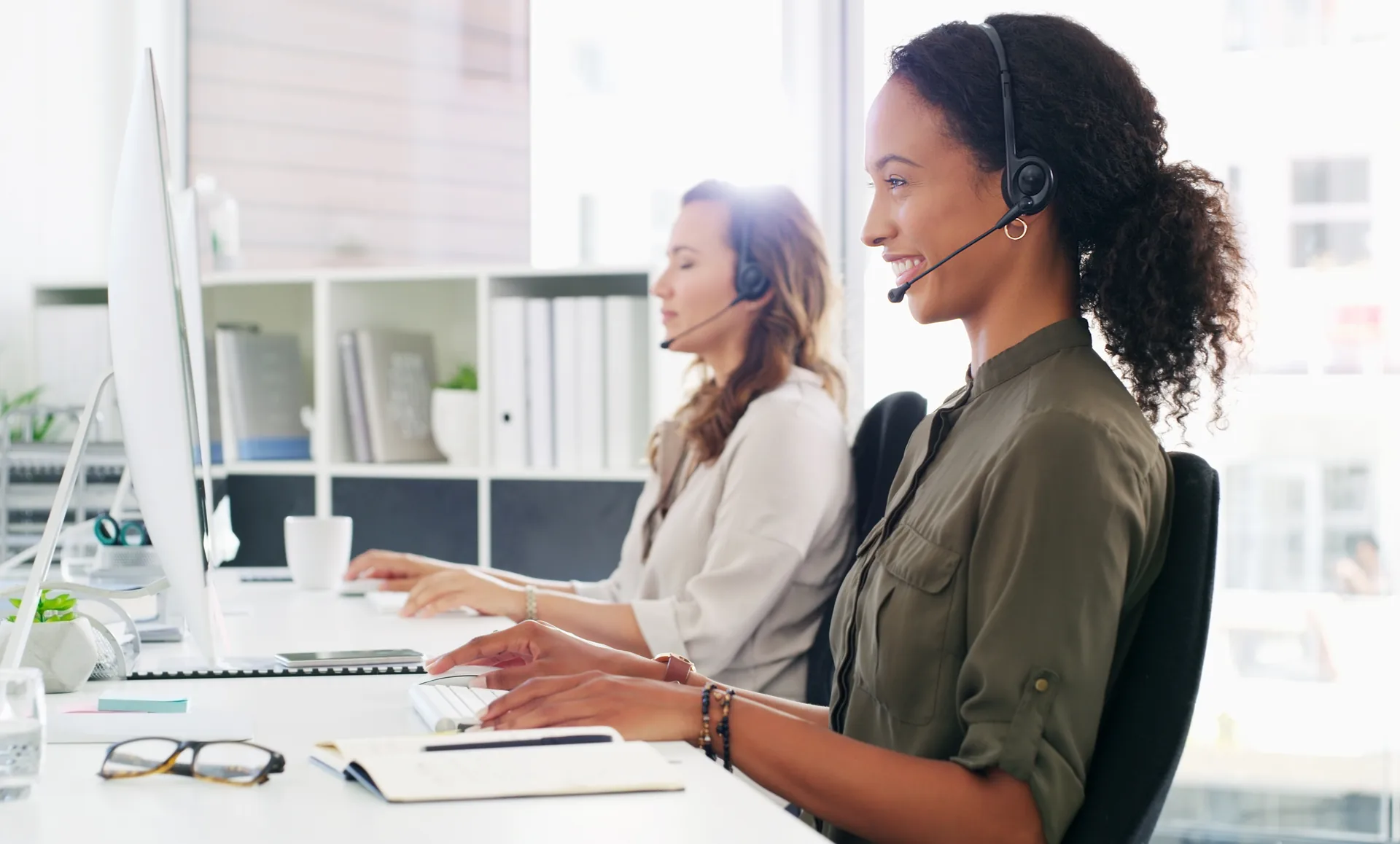 Zwei Kundenservice-Mitarbeiterinnen bei der telefonischen Betreuung