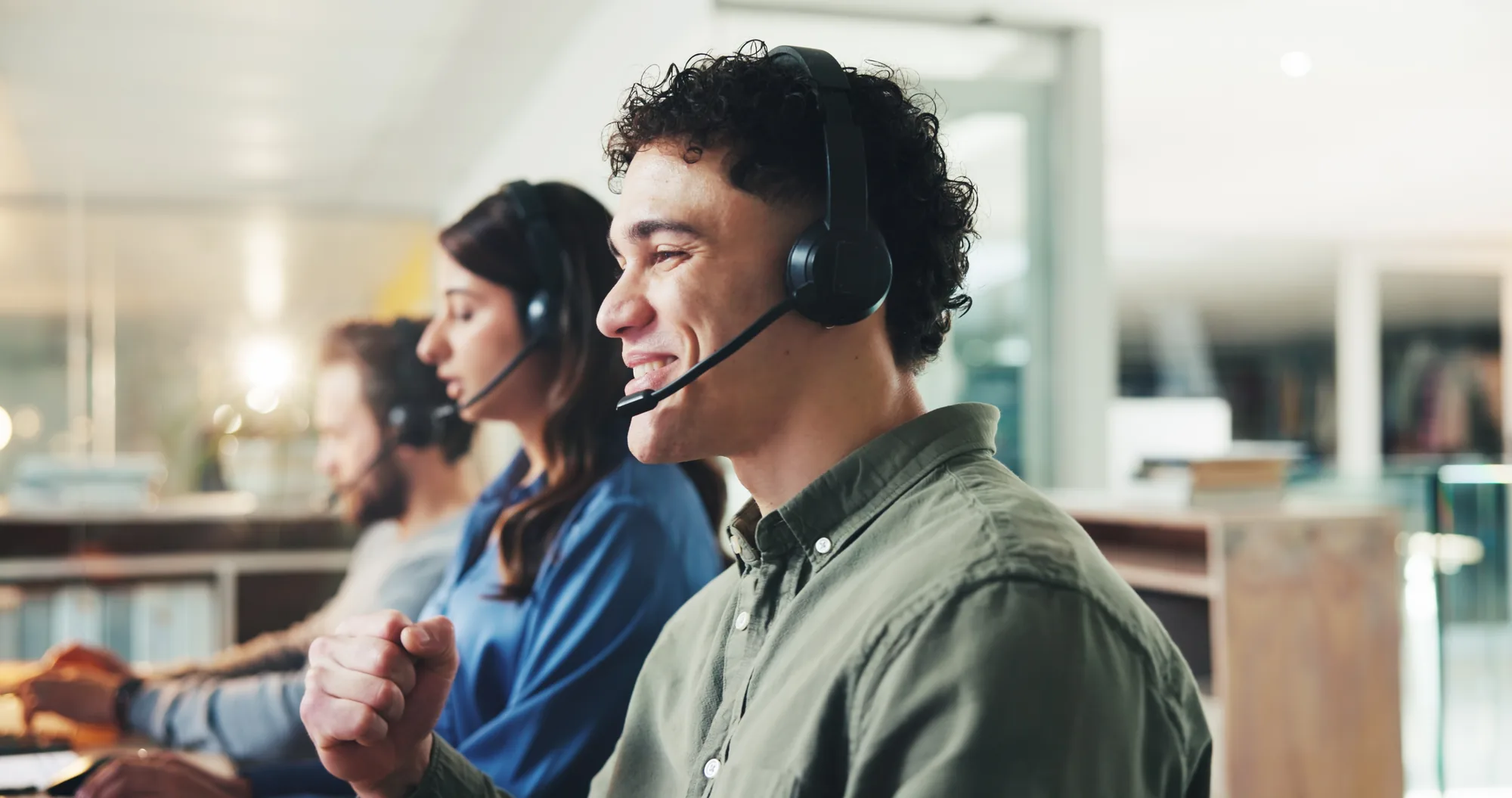 Kundenberater mit Headsets bei der Bearbeitung von Serviceanfragen